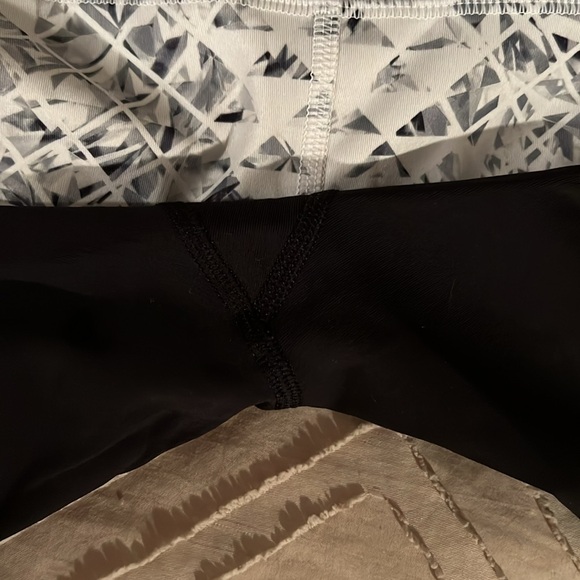 Lululemon Leggings with pockets. Women’s size 4. - Picture 7 of 8